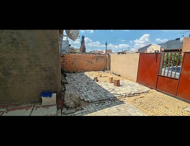 1 BEDROOM HOUSE FOR SALE IN MEADOWLANDS